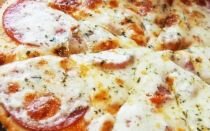 Пицца с колбасой и сыром в духовке